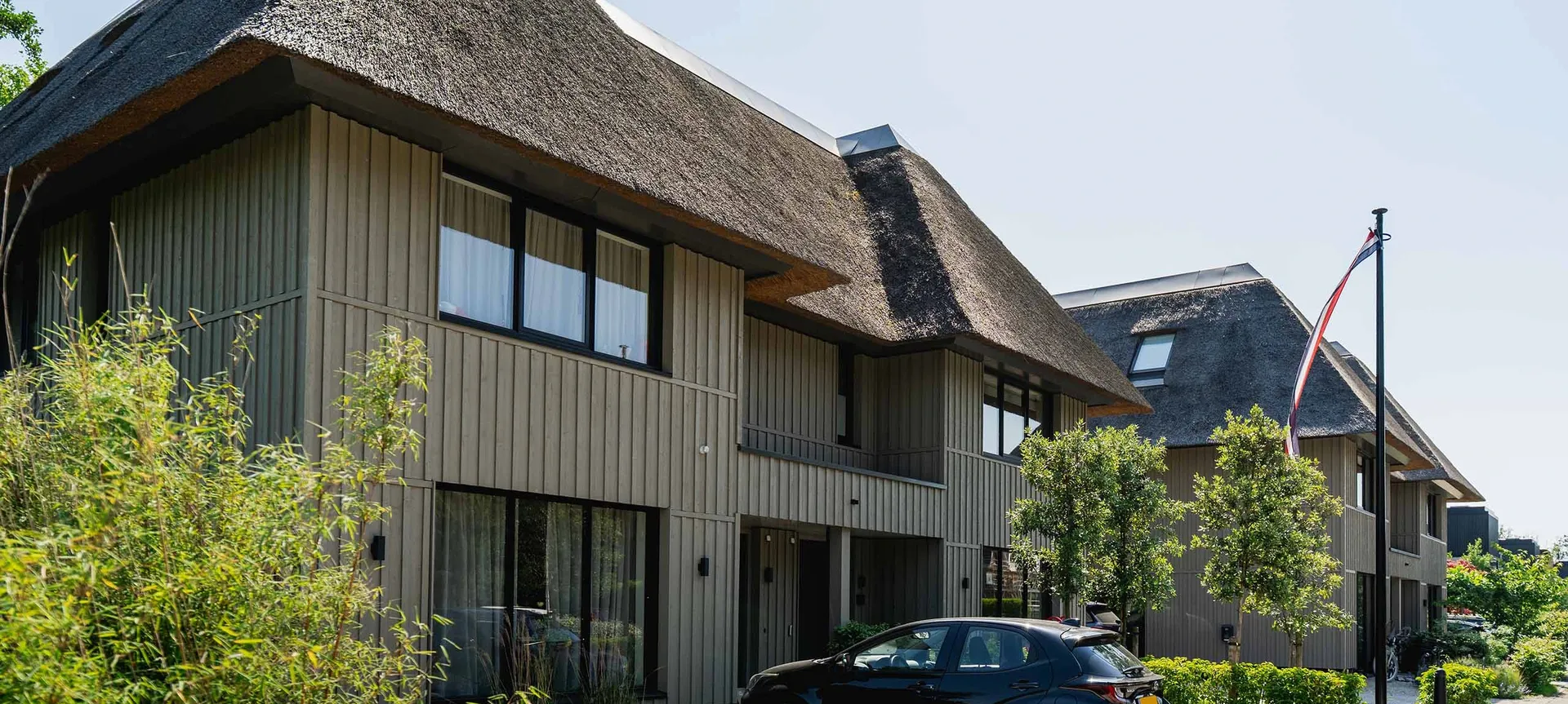 ietgedekte villa's van project De Krijgsman in Muiden met houten gevelbekleding