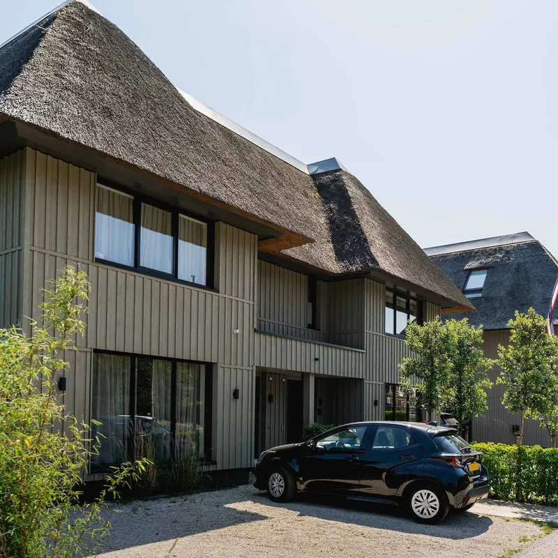 Rietgedekte villa's van project De Krijgsman in Muiden met houten gevelbekleding