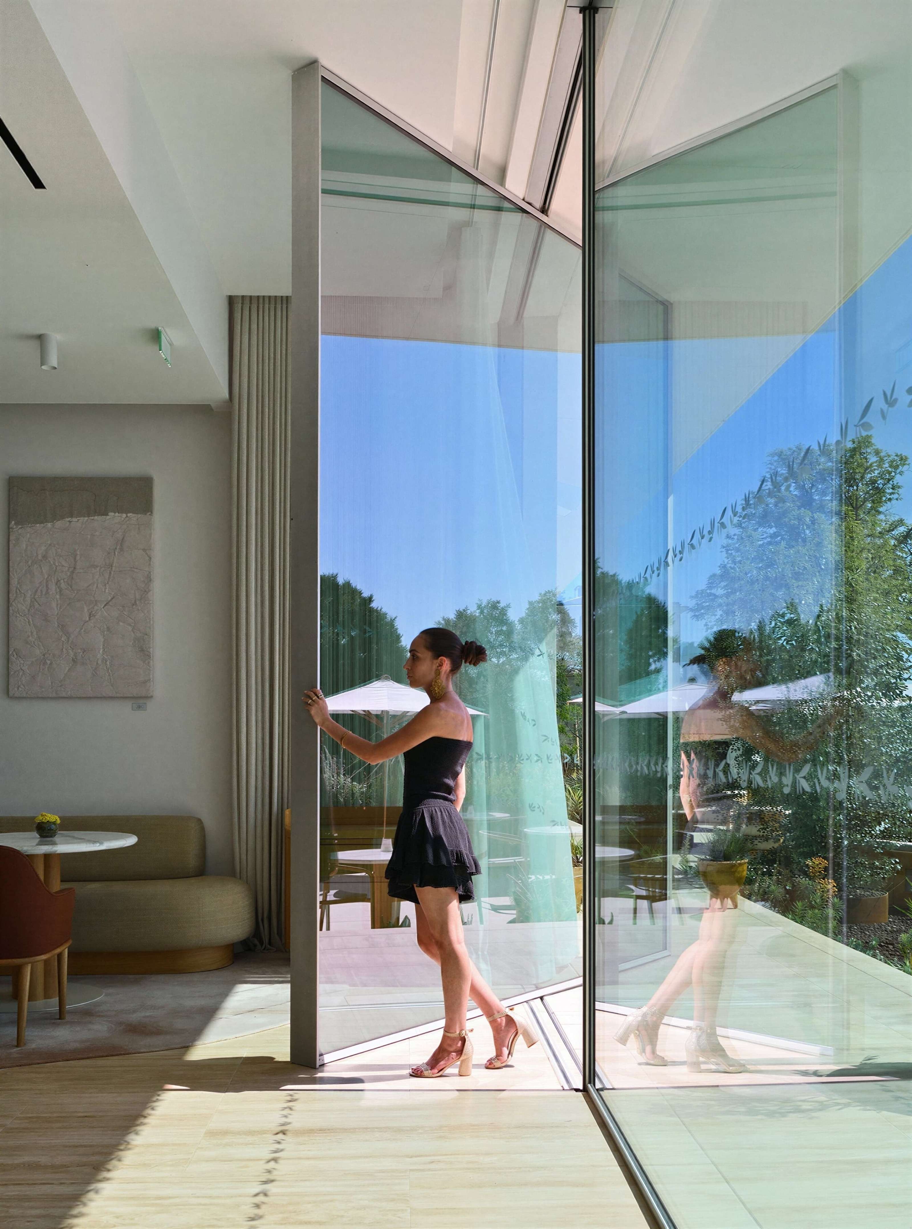 Fluid X Pivot Door
