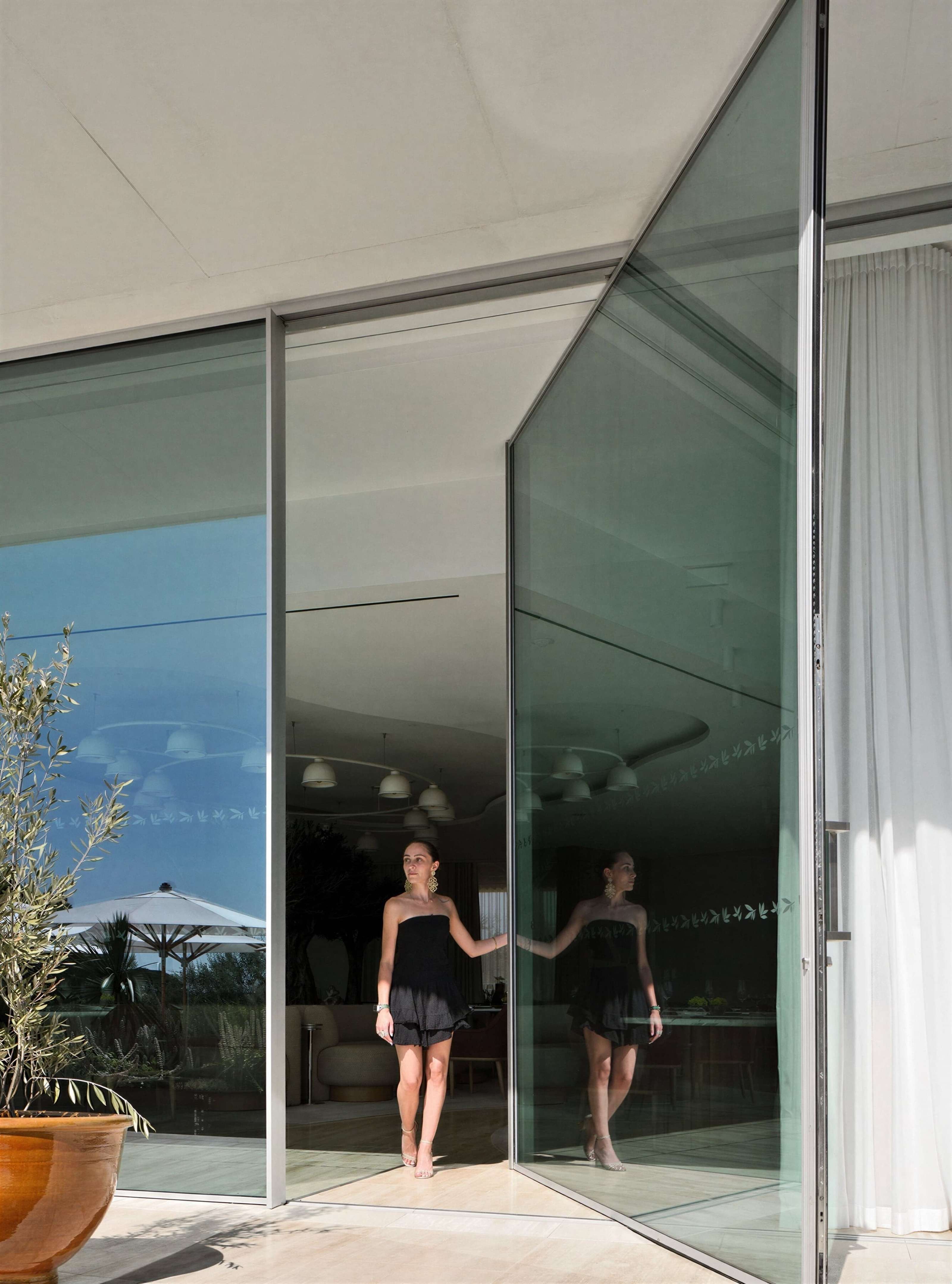 Fluid X Pivot Door