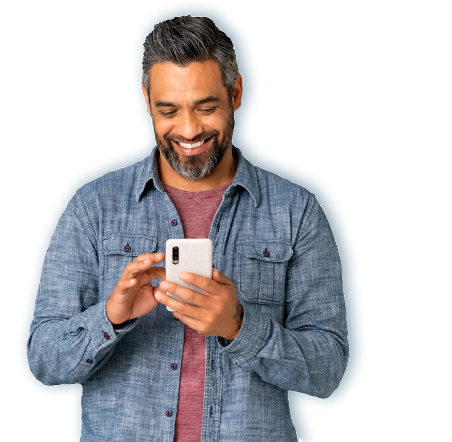 Mann hat auf Handy seine SCHUFA Daten im Blick