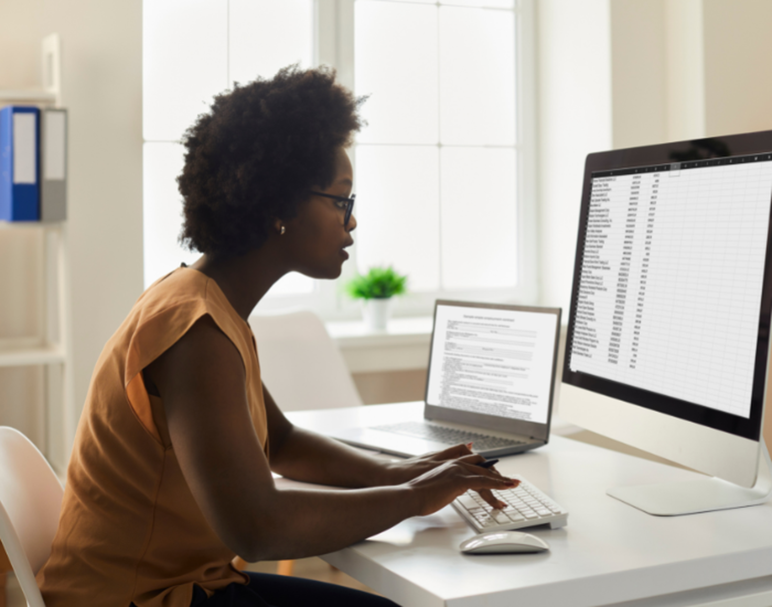 Diese_Frau_arbeitet_an_einer_Stammdatentabelle_01