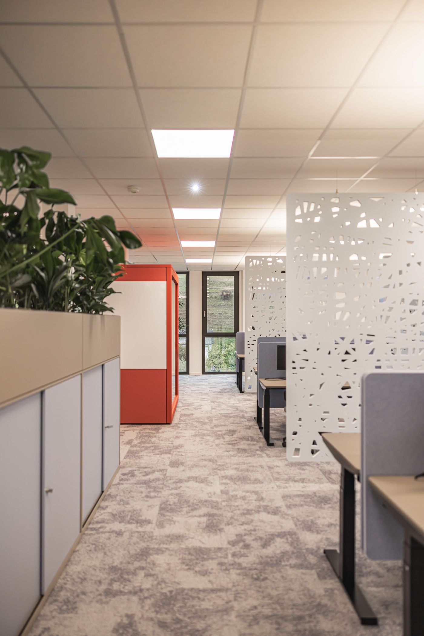 Einzelarbeitsplatz mit hohen gepolsterten Panels. Optimal für ruhige, konzentrierte Arbeit.