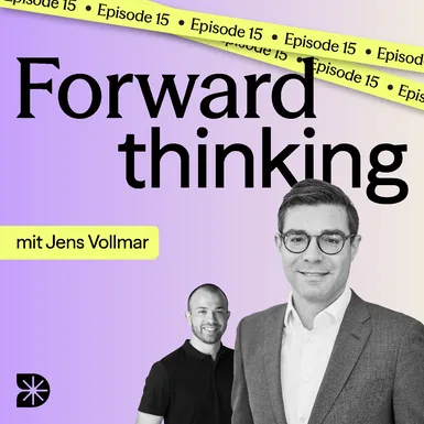 Podcast-Cover mit zwei Personen.
