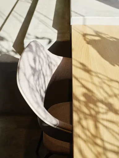 Arbeitsplatz von der Sonne angestrahlt