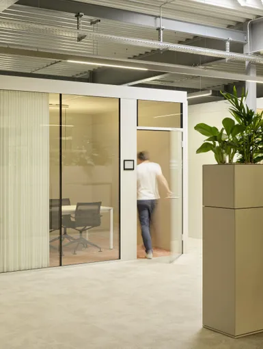 Sitzungszimmer mit einer Glasfront und Vorhang.