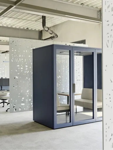 Blaue Besprechungsbox mit Sitzbank.