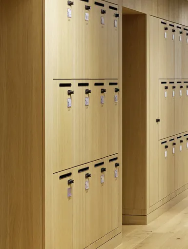 Lockerschränke. Eine Person läuft durch.