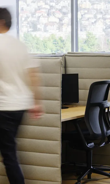 Konzentrationsarbeitsplätze. Eine Person läuft durch.