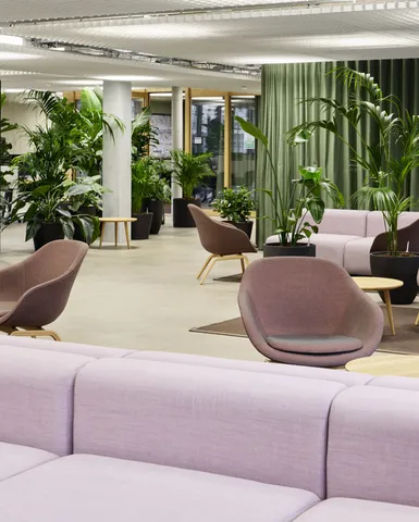 Cafeteriazone mit unterschiedlichen Sitzmöglichkeiten.