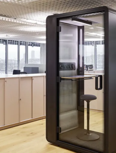 Büroarbeitsplätze mit Telefonbox.