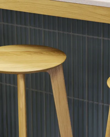 Nahaufnahme Barhocker.