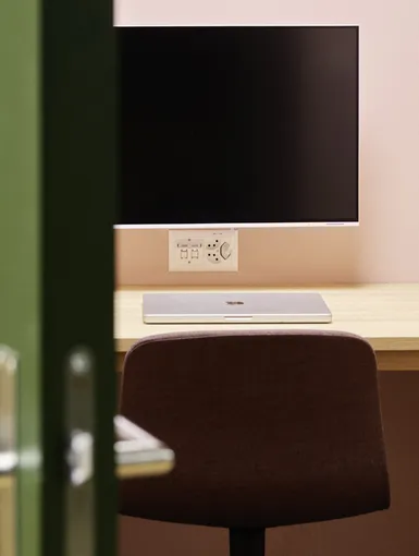 Halboffene Türe mit Konzentrationsarbeitsplatz.