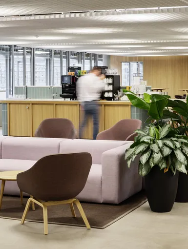 Cafeteriazone mit Kaffeemaschine.