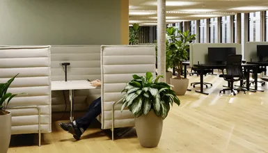 Halboffene Meetingzone aus Stoff.