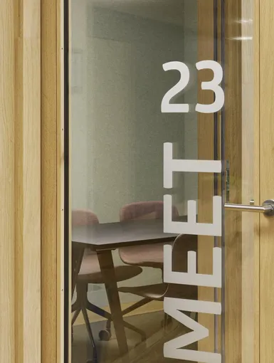 Türverkleidung mit Meetingzimmer im Hintergrund