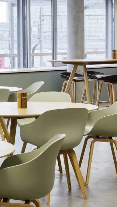 Weitwinkel einer Cafeteria mit Stühlen.