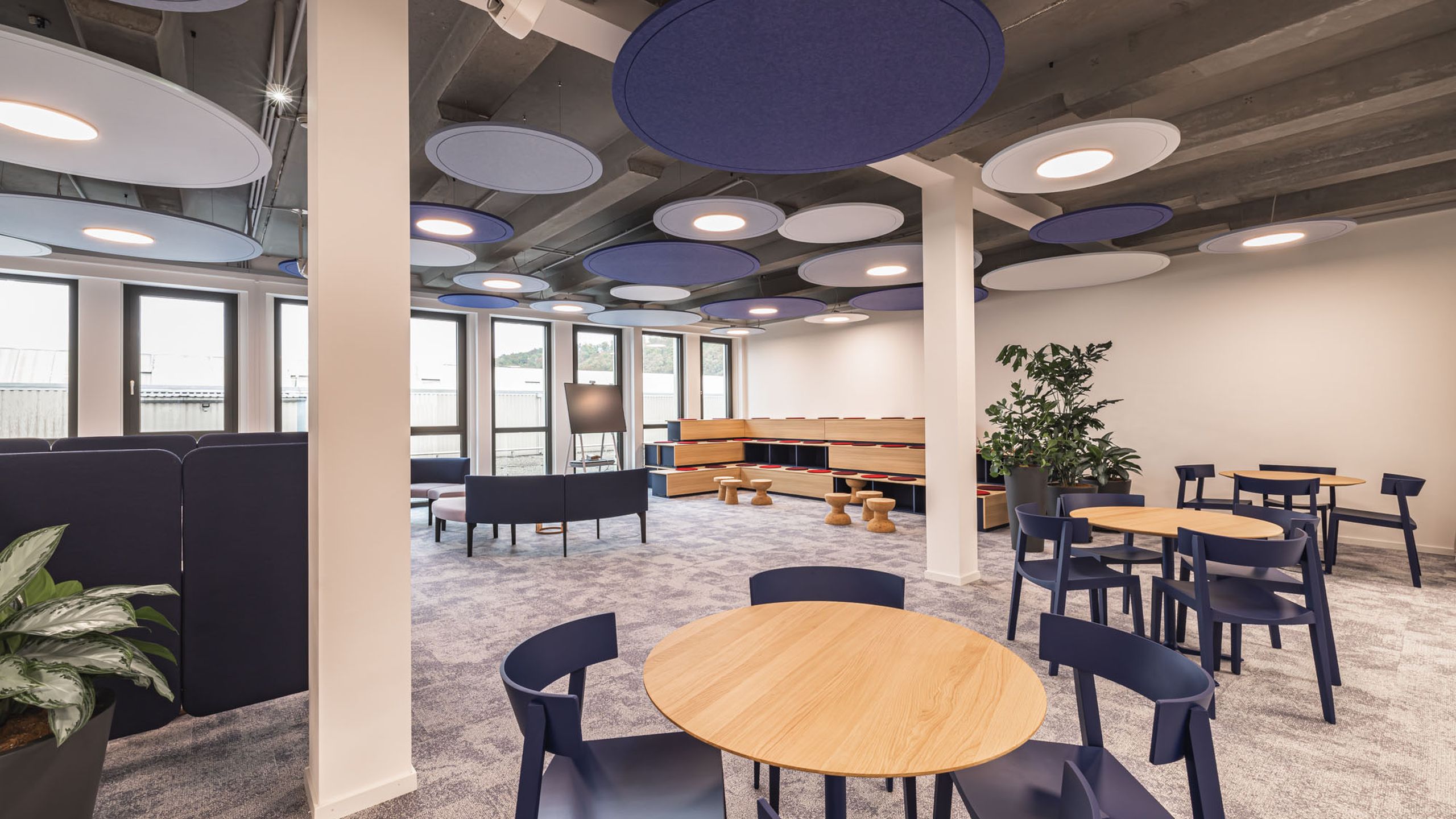 Weite Lern- & Workshopfläche mit Akustikdeckensegeln.