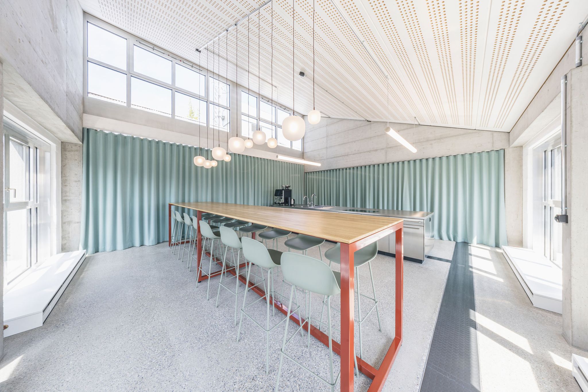 Meeting-Spot mit Holz-Hochtisch und Barhockern. Minimalistisch und kommunikativ.