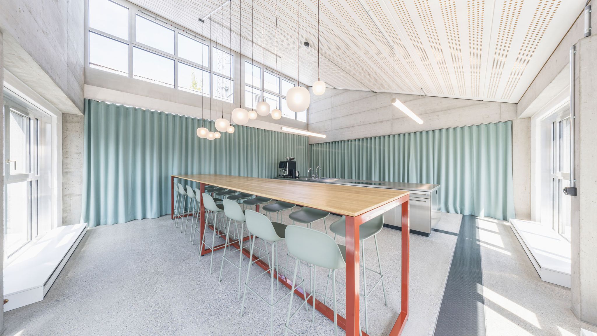 Meeting-Spot mit Holz-Hochtisch und Barhockern. Minimalistisch und kommunikativ.