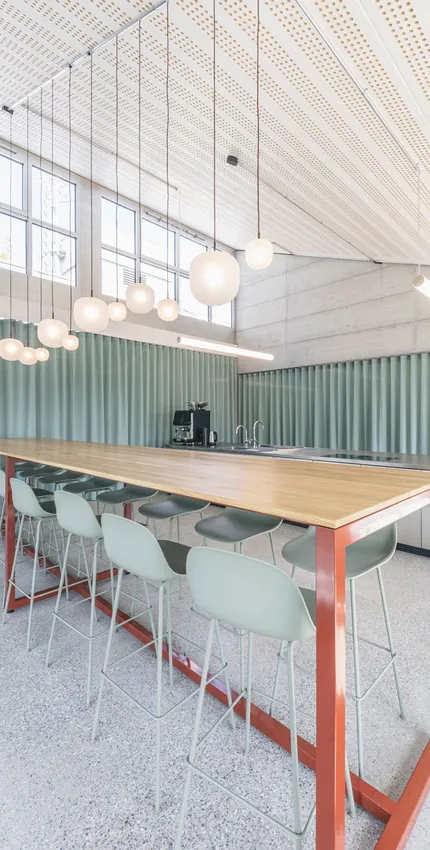 Meeting-Spot mit Holz-Hochtisch und Barhockern. Minimalistisch und kommunikativ.