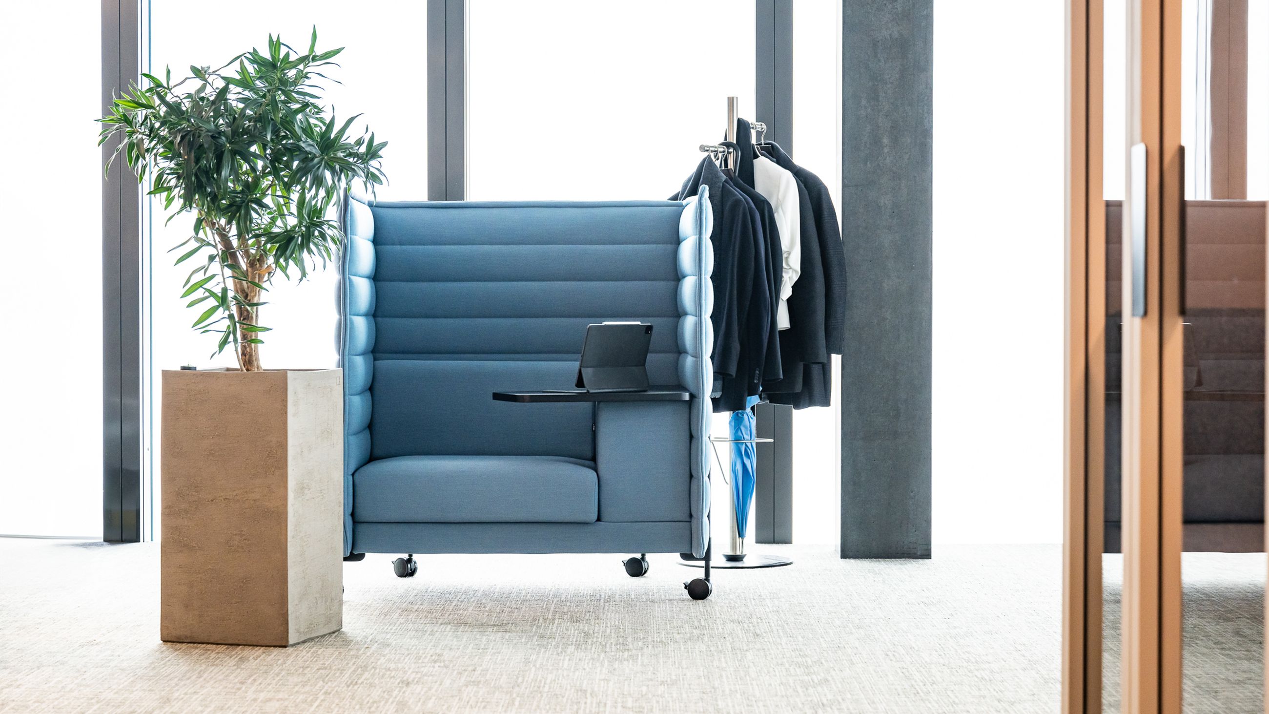 Moderne blaue Fokusbox mit integriertem Tisch.