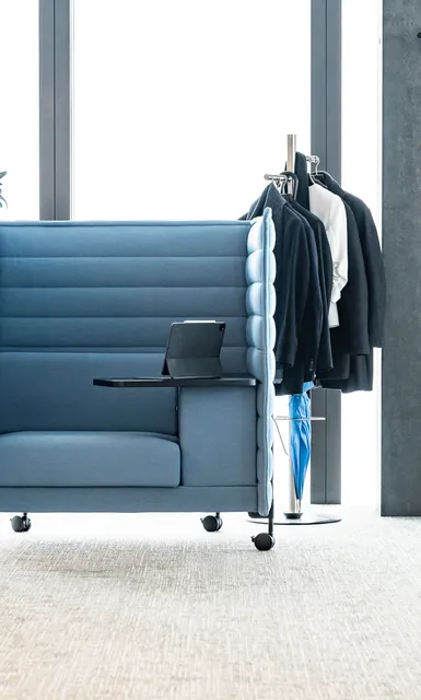 Moderne blaue Fokusbox mit integriertem Tisch.