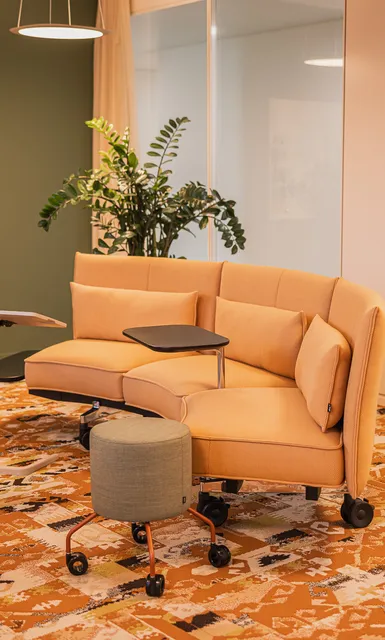 Workshopraum mit rundem Sofa