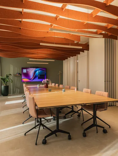 Sitzungszimmer mit Tisch und Stühlen