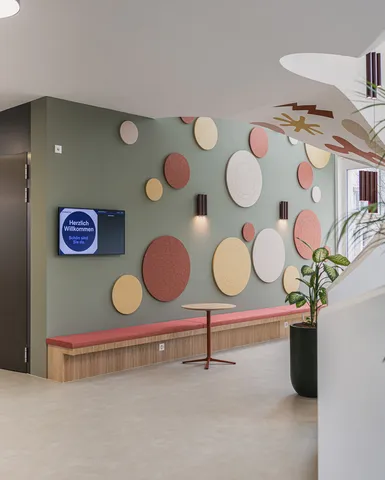 Akustikwand mit Sitzgelegenheit