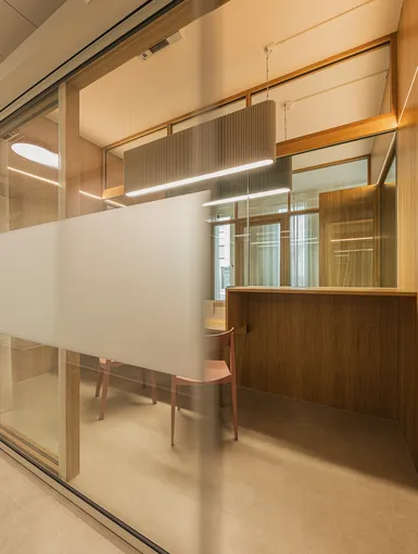 Schalterbereich mit Glas