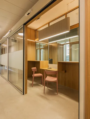 Schalterbereich mit Stühlen