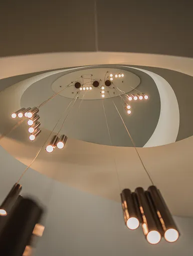 Treppenhaus mit Hängeleuchten