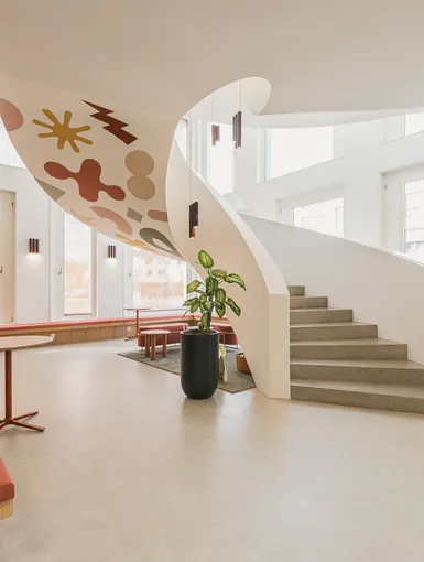 Wendeltreppe mit Sitznische