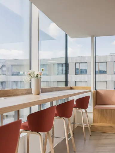 Workbench am Fenster