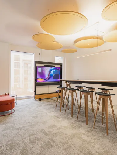 workshopraum mit Stühlen