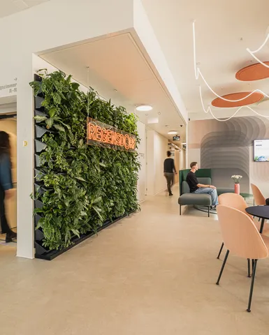 Cafeteria mit Schriftzug und Lift