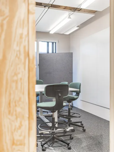 Meeting-Spot mit Hochtisch und Barhockern. Minimalistisch und kommunikativ.