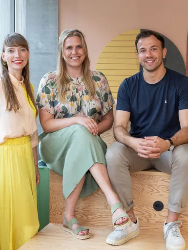 Drei Personen am lachen