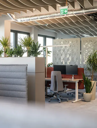 Arbeitsplatz mit Bürostuhl.