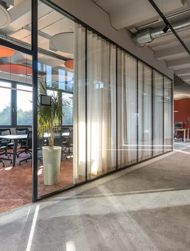 Glaswand mit Sitzungszimmer.