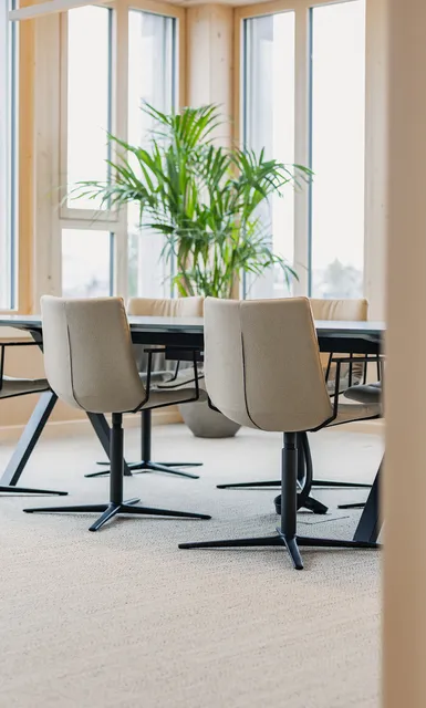 Detailaufnahme Sitzungszimmer durch die Tür