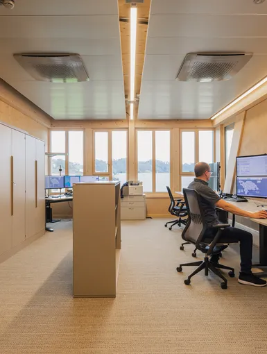 Steuerungsraum mit Monitoren