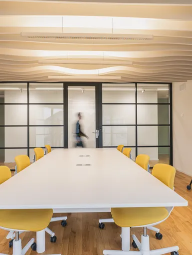 Workshopraum mit gelben Stühlen