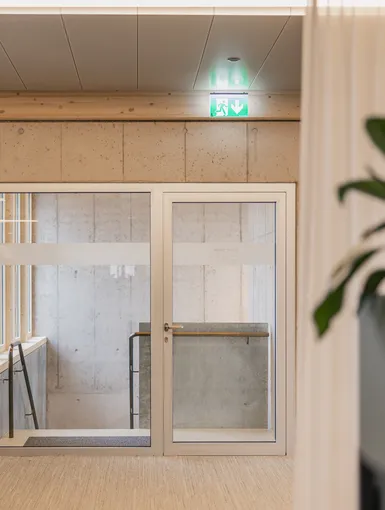 Aussenansicht Treppenhaus mit Türe