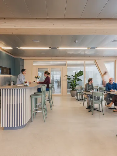 Kaffeetheke mit Hochstühlen und Bistro