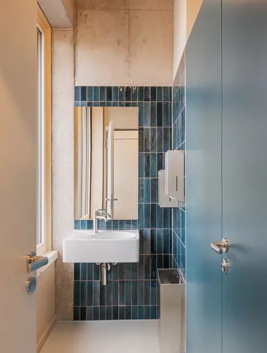 Badezimmer mit Spiegel