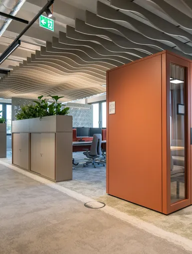 Arbeitsplatz mit Besprechungsboxen.