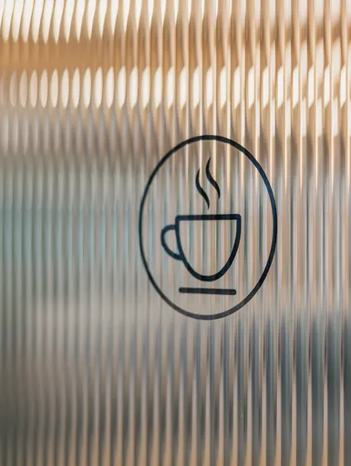 Kaffee-Zeichen an einer Tür