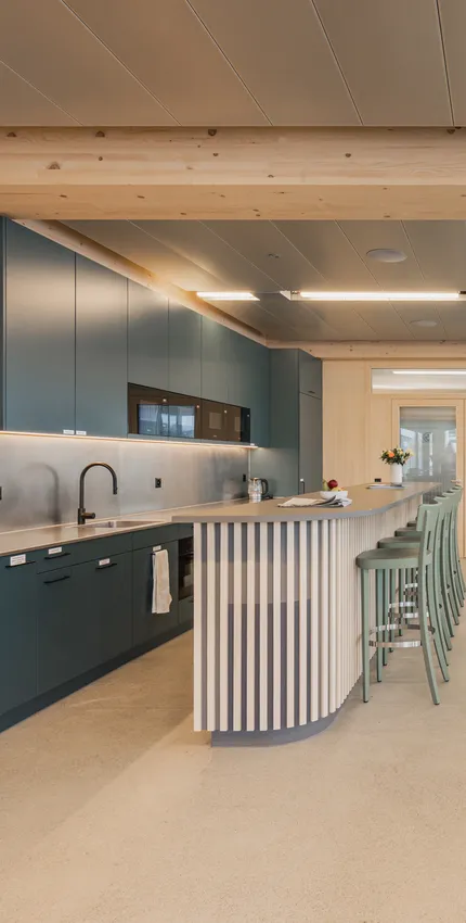 Kaffeetheke mit Hochstühlen mit Bistro ohne Menschen